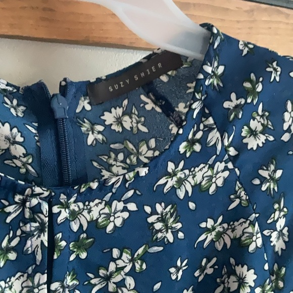Suzy Shier Blue Floral blouse top shirt - Picture 6 of 9